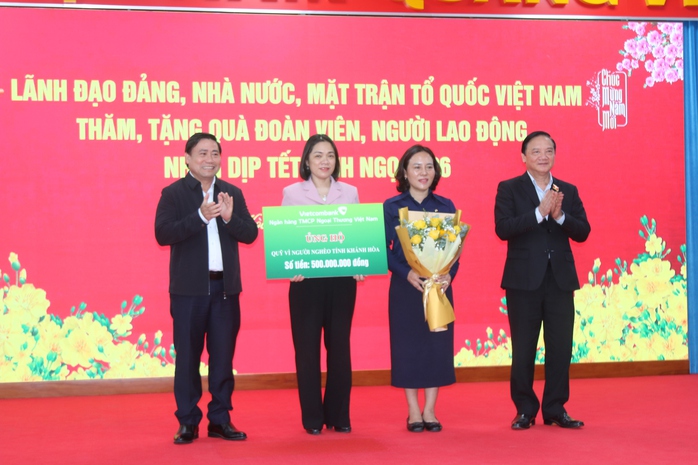 Ph&oacute; Chủ tịch Quốc hội Nguyễn Khắc Định trao qu&agrave; Tết cho c&ocirc;ng nh&acirc;n, người d&acirc;n v&ugrave;ng lũ Kh&aacute;nh H&ograve;a - Ảnh 5.