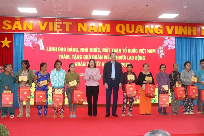 Ph&oacute; Chủ tịch Quốc hội Nguyễn Khắc Định trao qu&agrave; Tết cho c&ocirc;ng nh&acirc;n, người d&acirc;n v&ugrave;ng lũ Kh&aacute;nh H&ograve;a - Ảnh 6.