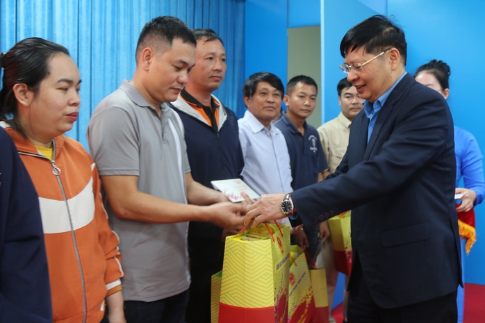 Ph&oacute; Chủ tịch Quốc hội Nguyễn Khắc Định trao qu&agrave; Tết cho c&ocirc;ng nh&acirc;n, người d&acirc;n v&ugrave;ng lũ Kh&aacute;nh H&ograve;a - Ảnh 3.