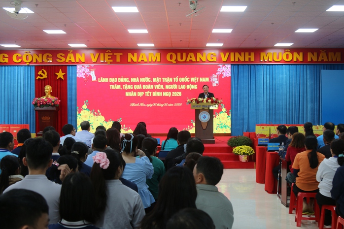 Ph&oacute; Chủ tịch Quốc hội Nguyễn Khắc Định trao qu&agrave; Tết cho c&ocirc;ng nh&acirc;n, người d&acirc;n v&ugrave;ng lũ Kh&aacute;nh H&ograve;a - Ảnh 1.