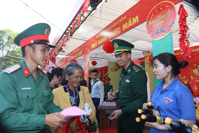 Chợ Xu&acirc;n 0 đồng v&agrave; cơm tất ni&ecirc;n ấm t&igrave;nh qu&acirc;n &ndash; d&acirc;n - Ảnh 3.