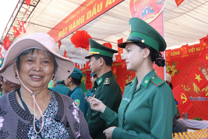 Chợ Xu&acirc;n 0 đồng v&agrave; cơm tất ni&ecirc;n ấm t&igrave;nh qu&acirc;n &ndash; d&acirc;n - Ảnh 4.