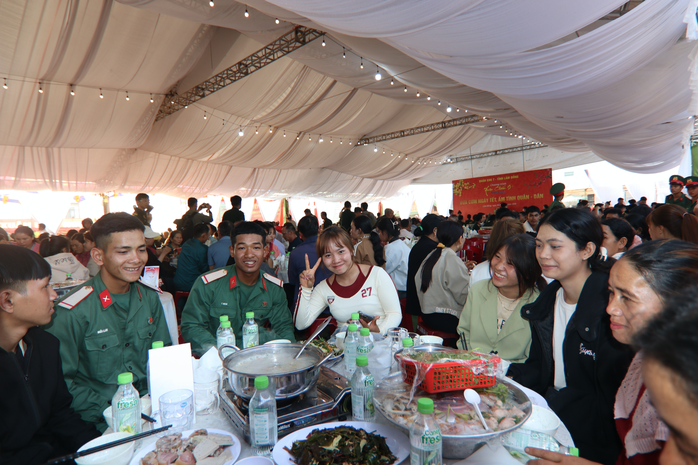 Chợ Xu&acirc;n 0 đồng v&agrave; cơm tất ni&ecirc;n ấm t&igrave;nh qu&acirc;n &ndash; d&acirc;n - Ảnh 9.