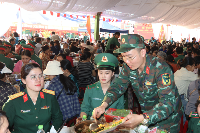 Chợ Xu&acirc;n 0 đồng v&agrave; cơm tất ni&ecirc;n ấm t&igrave;nh qu&acirc;n &ndash; d&acirc;n - Ảnh 11.