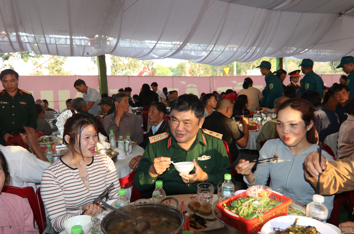 Chợ Xu&acirc;n 0 đồng v&agrave; cơm tất ni&ecirc;n ấm t&igrave;nh qu&acirc;n &ndash; d&acirc;n - Ảnh 6.