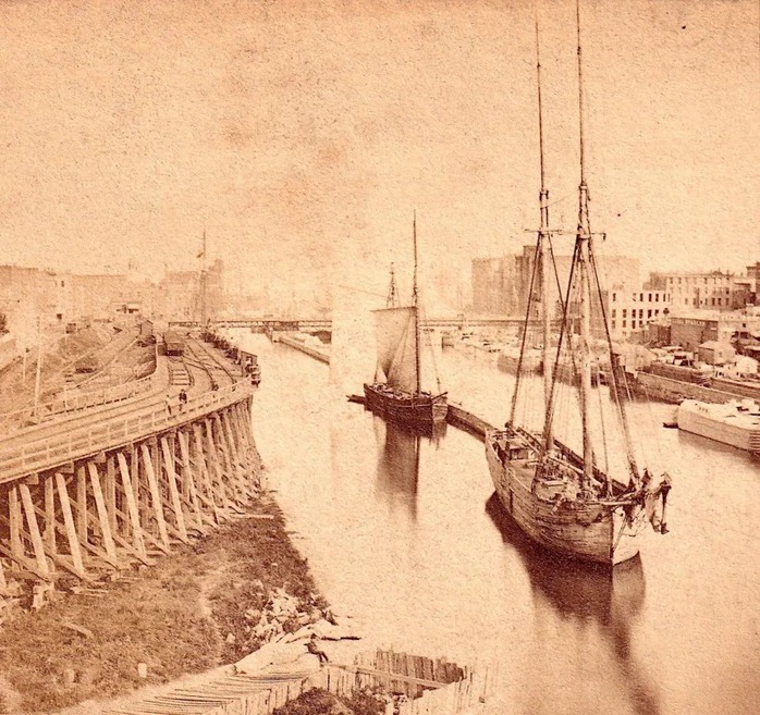 T&agrave;u ma dưới l&ograve;ng hồ Michigan ở Mỹ - Ảnh 1.