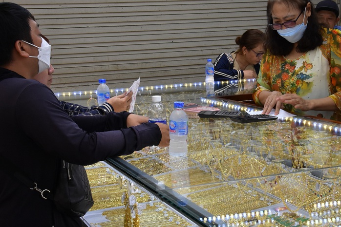 Gi&aacute; v&agrave;ng h&ocirc;m nay 7-2: Bật tăng trở lại - Ảnh 1.