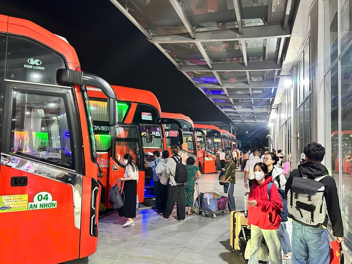 Tết đến gần, v&eacute; xe li&ecirc;n tỉnh từ TP HCM b&aacute;n ra hơn 56% - Ảnh 1.