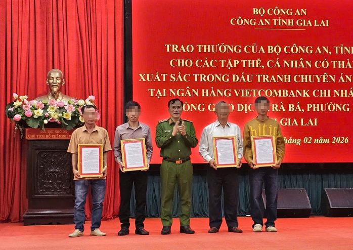 Khen thưởng 5 người d&acirc;n trong vụ cướp ng&acirc;n h&agrave;ng tại Gia Lai năm 2026 - Ảnh 1.