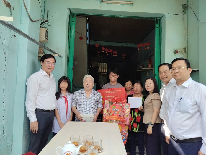 Ph&oacute; b&iacute; thư thường trực Th&agrave;nh ủy Th&agrave;nh phố L&ecirc; Quốc Phong thăm Mẹ Việt Nam Anh h&ugrave;ng v&agrave; trẻ em kh&oacute; khăn - Ảnh 3.