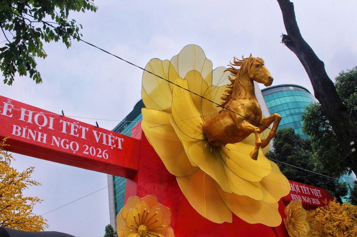 Linh vật ngựa ở TPHCM bị &ldquo;mặc v&aacute;y&rdquo; bằng AI, chủ t&agrave;i khoản Facebook l&atilde;nh phạt - Ảnh 2.