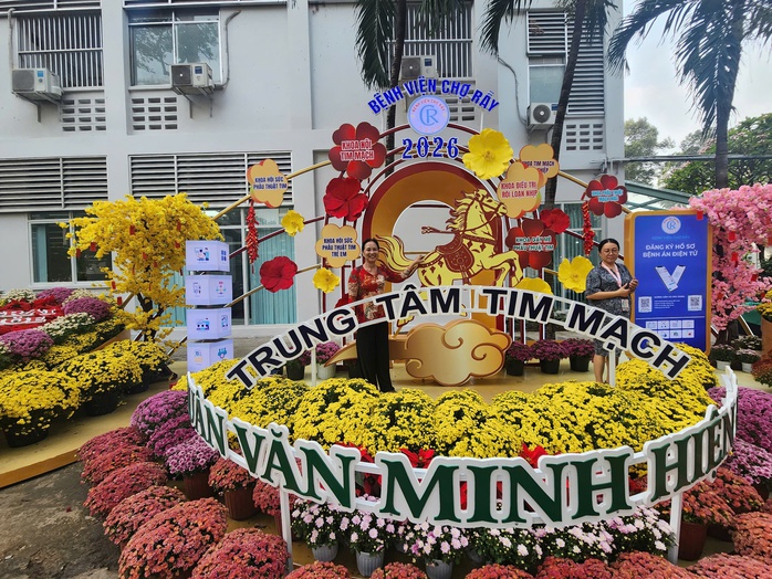 Đi kh&aacute;m bệnh, bất ngờ được đ&oacute;n Tết giữa đường hoa ở Bệnh viện Chợ Rẫy - Ảnh 1.