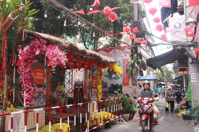 Sắc xu&acirc;n len lỏi v&agrave;o từng con hẻm TP HCM - Ảnh 1.