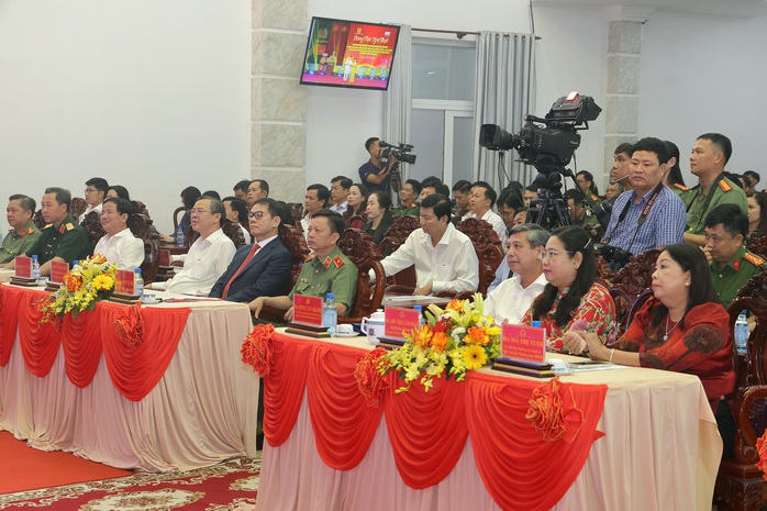 Công an TP Cần Thơ trao tặng 1 . 000 Căn nhà cho gia đình khó khăn năm 2026 - Ảnh 2. Công an TP Cần Thơ trao tặng 1 . 000 Căn nhà cho gia đình khó khăn năm 2026 - Ảnh 2.