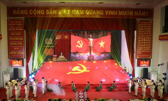 Công an TP Cần Thơ trao tặng 1 . 000 Căn nhà cho gia đình khó khăn năm 2026 - Ảnh 3. Công an TP Cần Thơ trao tặng 1 . 000 Căn nhà cho gia đình khó khăn năm 2026 - Ảnh 3.