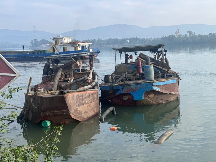 Vụ h&uacute;t c&aacute;t lậu tr&ecirc;n s&ocirc;ng Gianh: Gi&aacute;m đốc C&ocirc;ng ty TNHH T&ugrave;ng C&aacute;t li&ecirc;n quan thế n&agrave;o? - Ảnh 1.