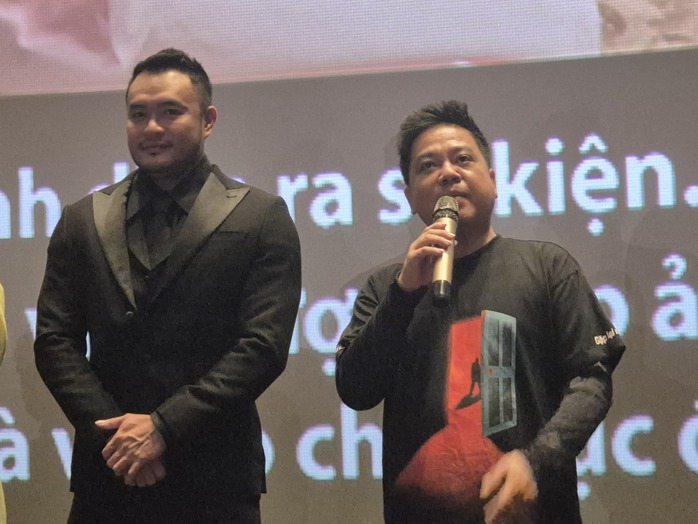 Tuấn Trần ngồi xe lăn, t&igrave;nh tứ với Phương Anh Đ&agrave;o - Ảnh 1.