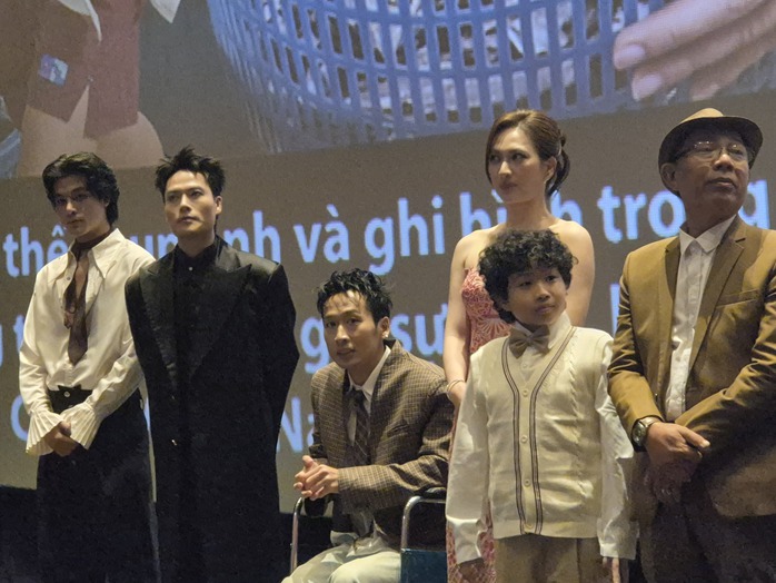 Tuấn Trần ngồi xe lăn, t&igrave;nh tứ với Phương Anh Đ&agrave;o - Ảnh 2.