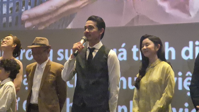 Tuấn Trần ngồi xe lăn, t&igrave;nh tứ với Phương Anh Đ&agrave;o - Ảnh 8.