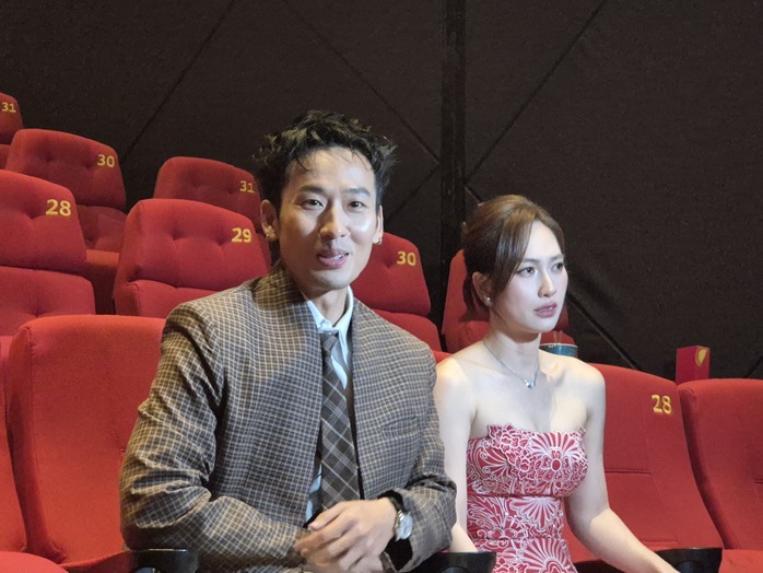 Tuấn Trần ngồi xe lăn, t&igrave;nh tứ với Phương Anh Đ&agrave;o - Ảnh 3.