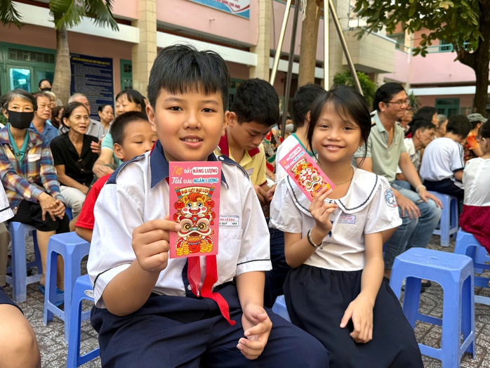 Phường B&igrave;nh T&acirc;y gửi 200 phần qu&agrave; đến người d&acirc;n tại Ng&agrave;y hội &ldquo;Xu&acirc;n đo&agrave;n kết - Tết nghĩa t&igrave;nh&rdquo; - Ảnh 8.