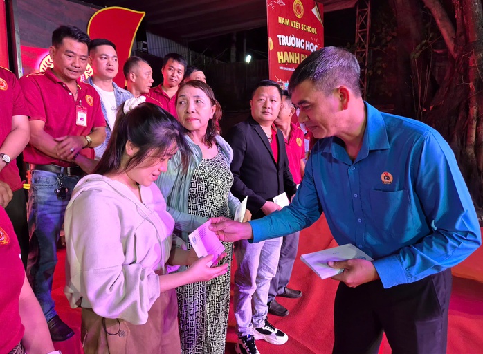 Chuyến xe nghĩa t&igrave;nh đưa người lao động về qu&ecirc; đ&oacute;n Tết - Ảnh 1.