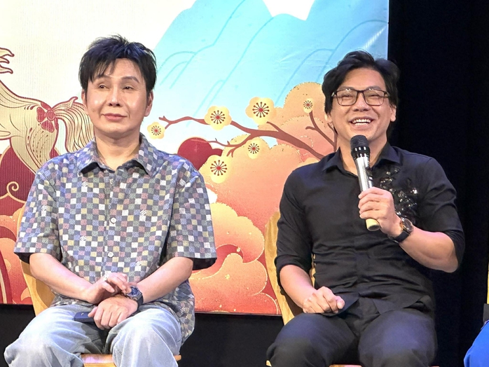 NSƯT Vũ Lu&acirc;n may m&agrave;n nhung tặng Nh&agrave; h&aacute;t Kịch TP HCM đ&oacute;n xu&acirc;n mới - Ảnh 4.