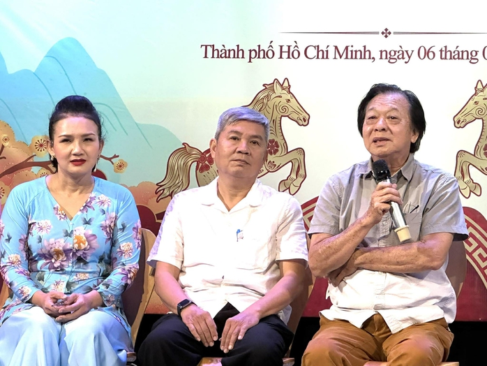 NSƯT Vũ Lu&acirc;n may m&agrave;n nhung tặng Nh&agrave; h&aacute;t Kịch TP HCM đ&oacute;n xu&acirc;n mới - Ảnh 3.