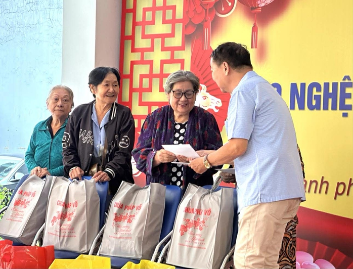 NSND Trịnh Kim Chi mang Tết đến sớm cho nghệ sĩ, c&ocirc;ng nh&acirc;n s&acirc;n khấu - Ảnh 4.