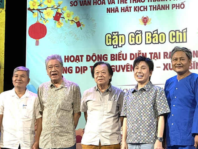 NSƯT Vũ Lu&acirc;n may m&agrave;n nhung tặng Nh&agrave; h&aacute;t Kịch TP HCM đ&oacute;n xu&acirc;n mới - Ảnh 5.