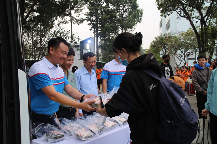 H&agrave;ng ng&agrave;n sinh vi&ecirc;n được &ldquo;bao trọn g&oacute;i&rdquo; về qu&ecirc; đ&oacute;n Tết - Ảnh 7.