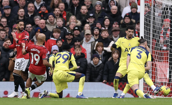 Quật ng&atilde; Tottenham, Man United bay cao Top 4 Ngoại hạng - Ảnh 5.