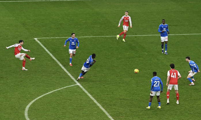 Đại ph&aacute; Sunderland, Arsenal bay cao đỉnh bảng Ngoại hạng - Ảnh 2.