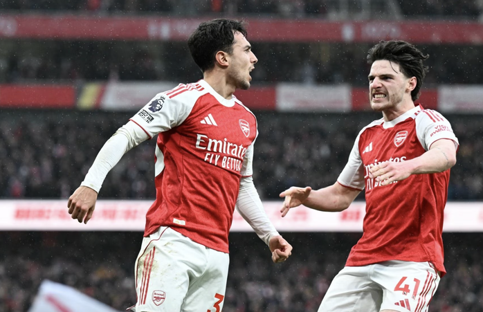 Đại ph&aacute; Sunderland, Arsenal bay cao đỉnh bảng Ngoại hạng - Ảnh 3.