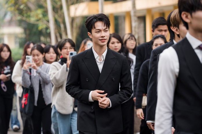 Fans v&acirc;y k&iacute;n nh&oacute;m UPRIZE tr&ecirc;n xe bus  - Ảnh 2.