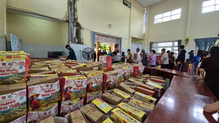 Sở C&ocirc;ng Thương TPHCM trao qu&agrave; Tết cho 800 hộ d&acirc;n ở x&atilde; Cần Giờ - Ảnh 2.