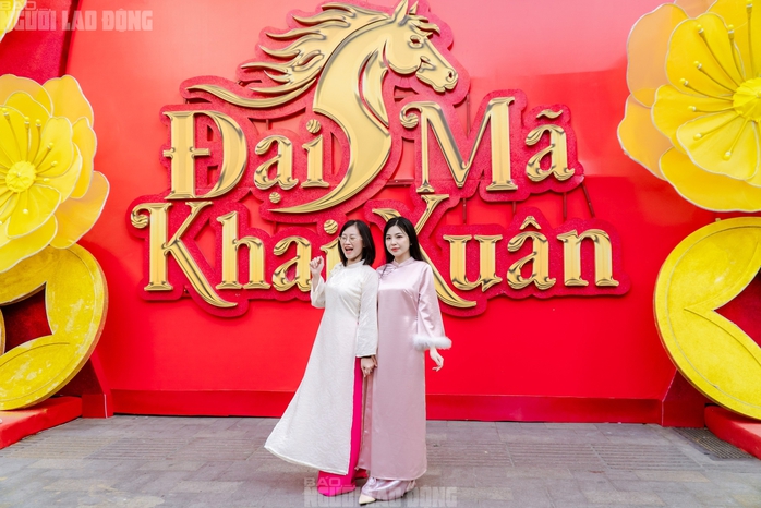 VIDEO: Những điểm "check-in" linh vật ngựa tại trung t&acirc;m TPHCM dịp Tết B&iacute;nh Ngọ - Ảnh 1.