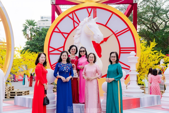 VIDEO: Những điểm "check-in" linh vật ngựa tại trung t&acirc;m TPHCM dịp Tết B&iacute;nh Ngọ - Ảnh 2.