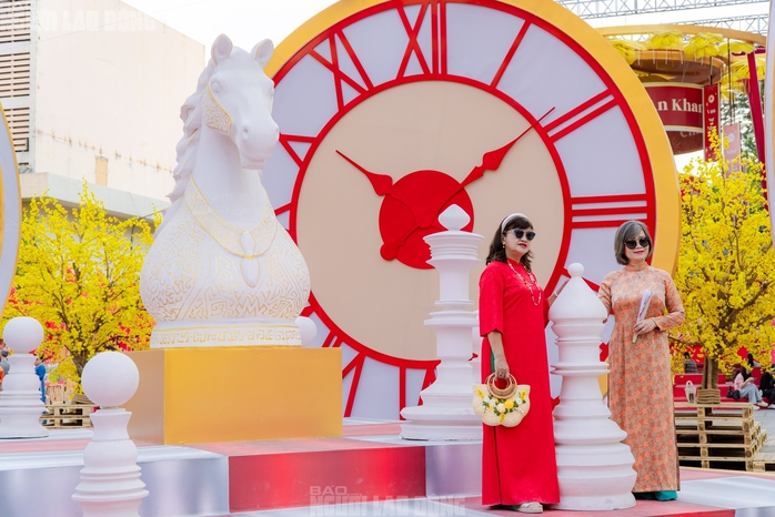 VIDEO: Những điểm "check-in" linh vật ngựa tại trung t&acirc;m TPHCM dịp Tết B&iacute;nh Ngọ - Ảnh 3.