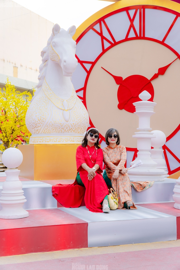 VIDEO: Những điểm "check-in" linh vật ngựa tại trung t&acirc;m TPHCM dịp Tết B&iacute;nh Ngọ - Ảnh 4.