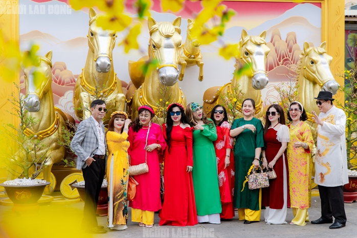 VIDEO: Những điểm "check-in" linh vật ngựa tại trung t&acirc;m TPHCM dịp Tết B&iacute;nh Ngọ - Ảnh 5.