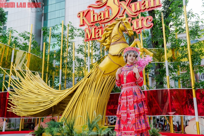 VIDEO: Những điểm "check-in" linh vật ngựa tại trung t&acirc;m TPHCM dịp Tết B&iacute;nh Ngọ - Ảnh 6.