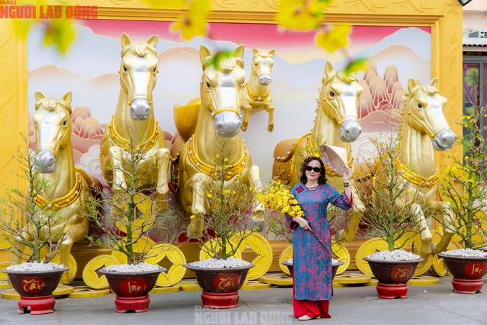 VIDEO: Những điểm "check-in" linh vật ngựa tại trung t&acirc;m TPHCM dịp Tết B&iacute;nh Ngọ - Ảnh 7.