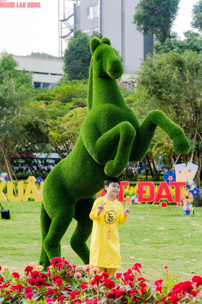 VIDEO: Những điểm "check-in" linh vật ngựa tại trung t&acirc;m TPHCM dịp Tết B&iacute;nh Ngọ - Ảnh 10.
