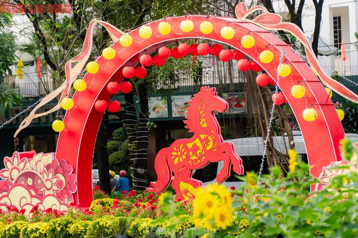 VIDEO: Những điểm "check-in" linh vật ngựa tại trung t&acirc;m TPHCM dịp Tết B&iacute;nh Ngọ - Ảnh 11.