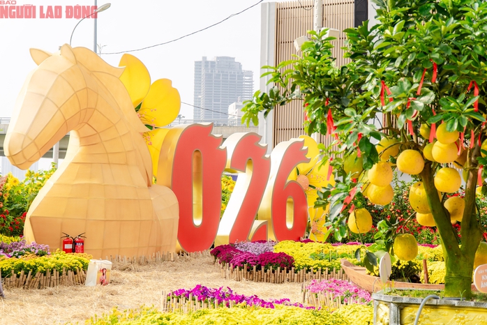 VIDEO: Những điểm "check-in" linh vật ngựa tại trung t&acirc;m TPHCM dịp Tết B&iacute;nh Ngọ - Ảnh 14.