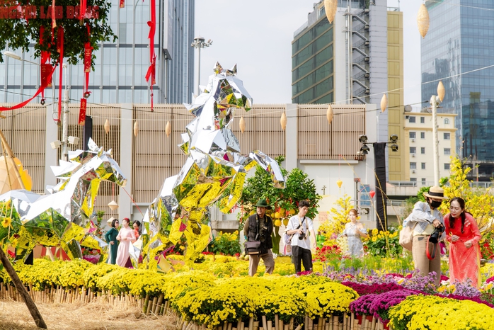 VIDEO: Những điểm "check-in" linh vật ngựa tại trung t&acirc;m TPHCM dịp Tết B&iacute;nh Ngọ - Ảnh 15.