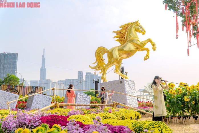 VIDEO: Những điểm "check-in" linh vật ngựa tại trung t&acirc;m TPHCM dịp Tết B&iacute;nh Ngọ - Ảnh 16.