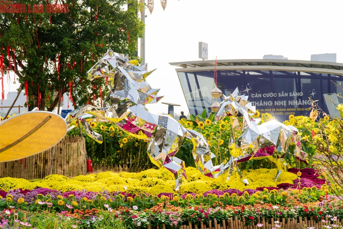 VIDEO: Những điểm "check-in" linh vật ngựa tại trung t&acirc;m TPHCM dịp Tết B&iacute;nh Ngọ - Ảnh 17.