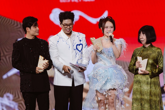 "Mưa đỏ", SOOBIN tiếp tục được vinh danh - Ảnh 2.